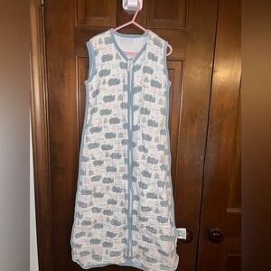 Sleep Sack. XL Tado Muslin white w/ rhino hearts. Fits 2-4 yrs. Great condition